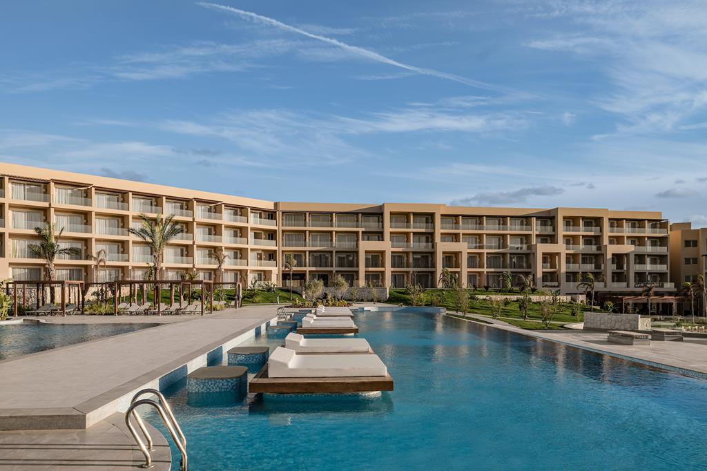 Modern all inclusive resort met groot zwembad en ligbedden